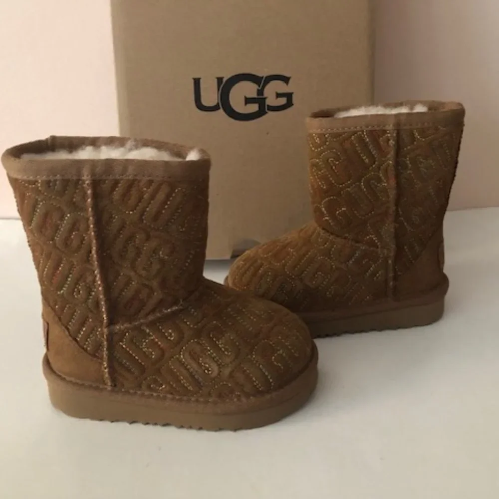 UGG Classic II Graphic Stitch Leather Kids' Short Boot for boy or girl. Size: 6